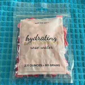 Skip the spa Hydrating Rose Water Bath Confetti - Pink